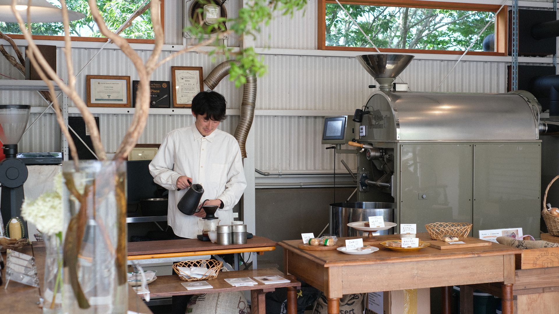 The Sowersのカウンターでコーヒーを淹れる焙煎士