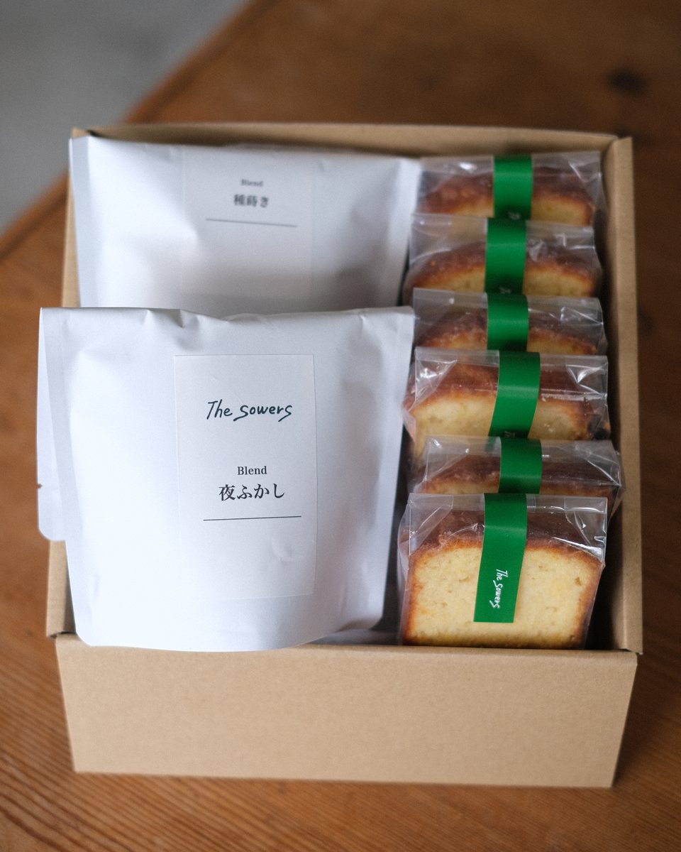 コーヒーとパウンドケーキを詰めた箱