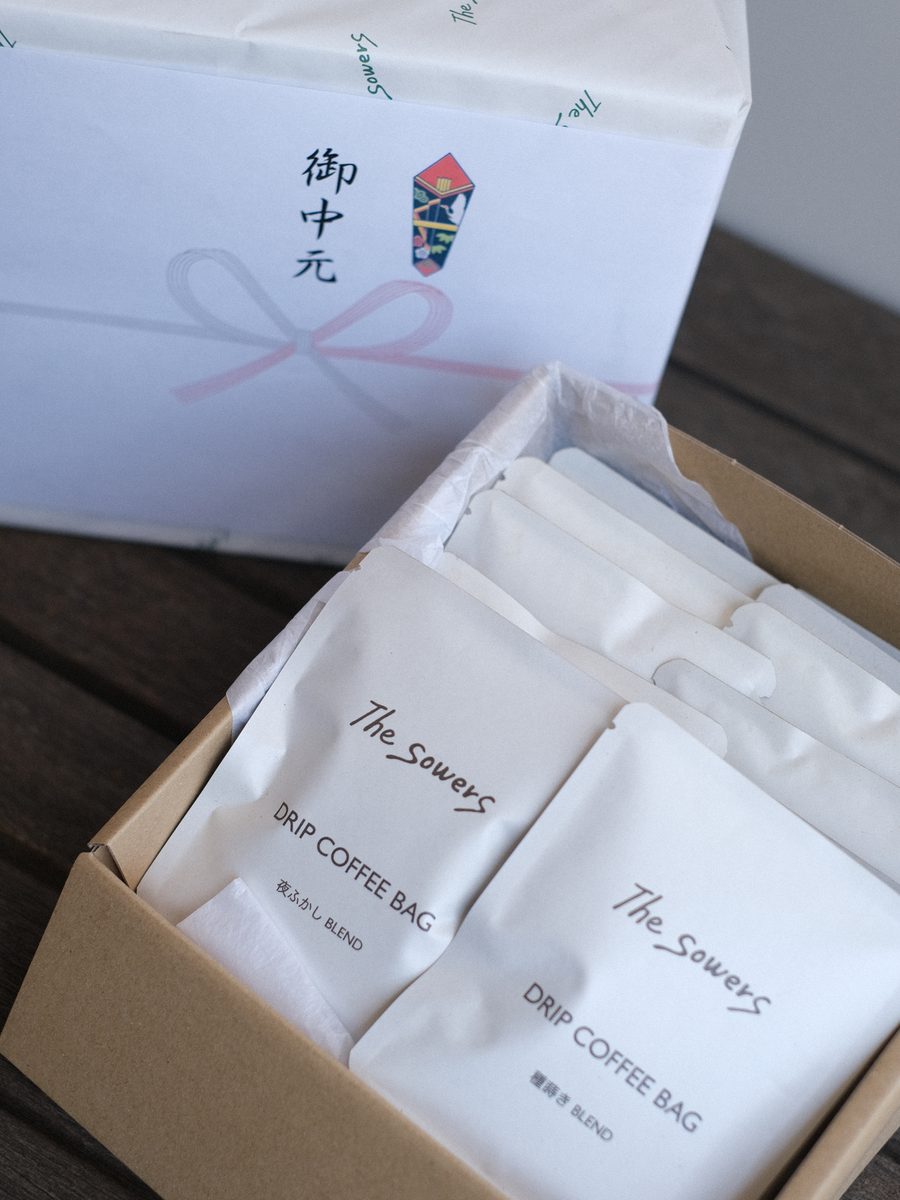熨斗を掛け、ドリップバッグを詰めた箱