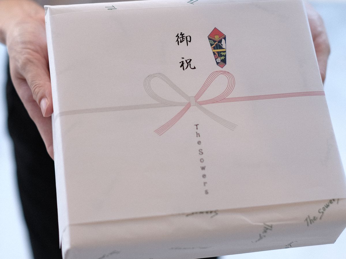 熨斗をかけた御祝の箱