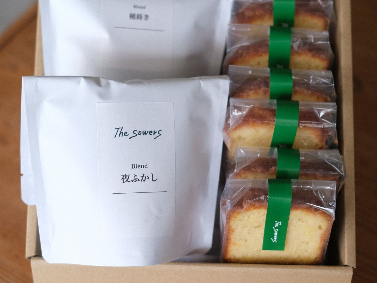 コーヒー豆と焼き菓子を詰め合わせた箱