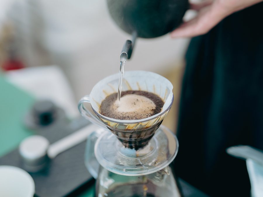 ハンドドリップでコーヒーを淹れる様子