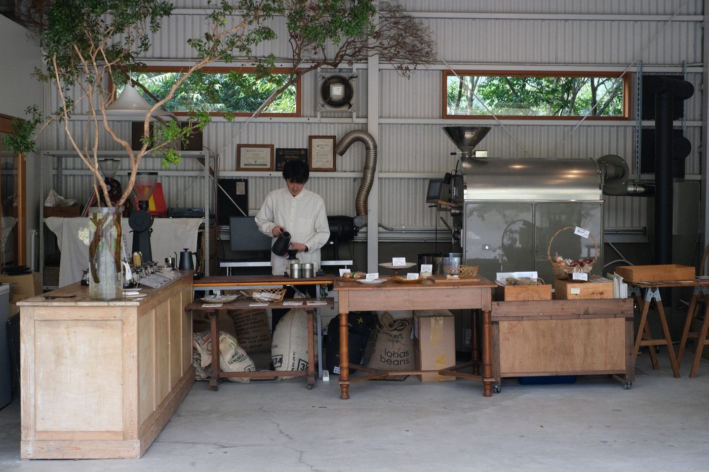 カウンターと焙煎機が並ぶ店内